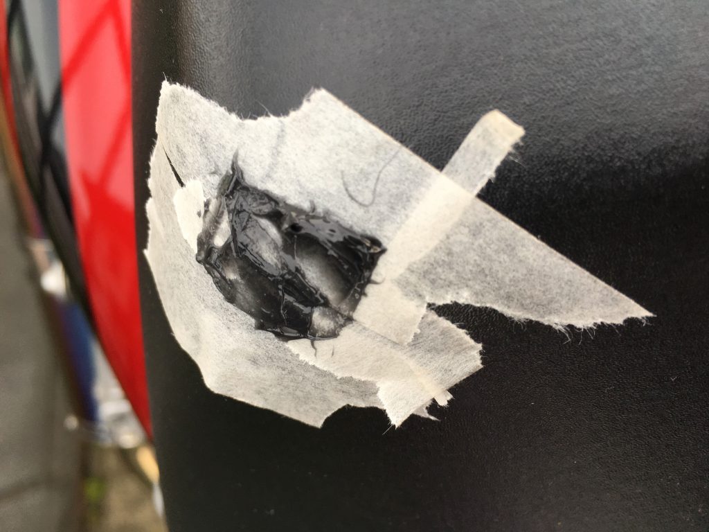バイクのシートが破れだ部分に補修剤を塗った状態
