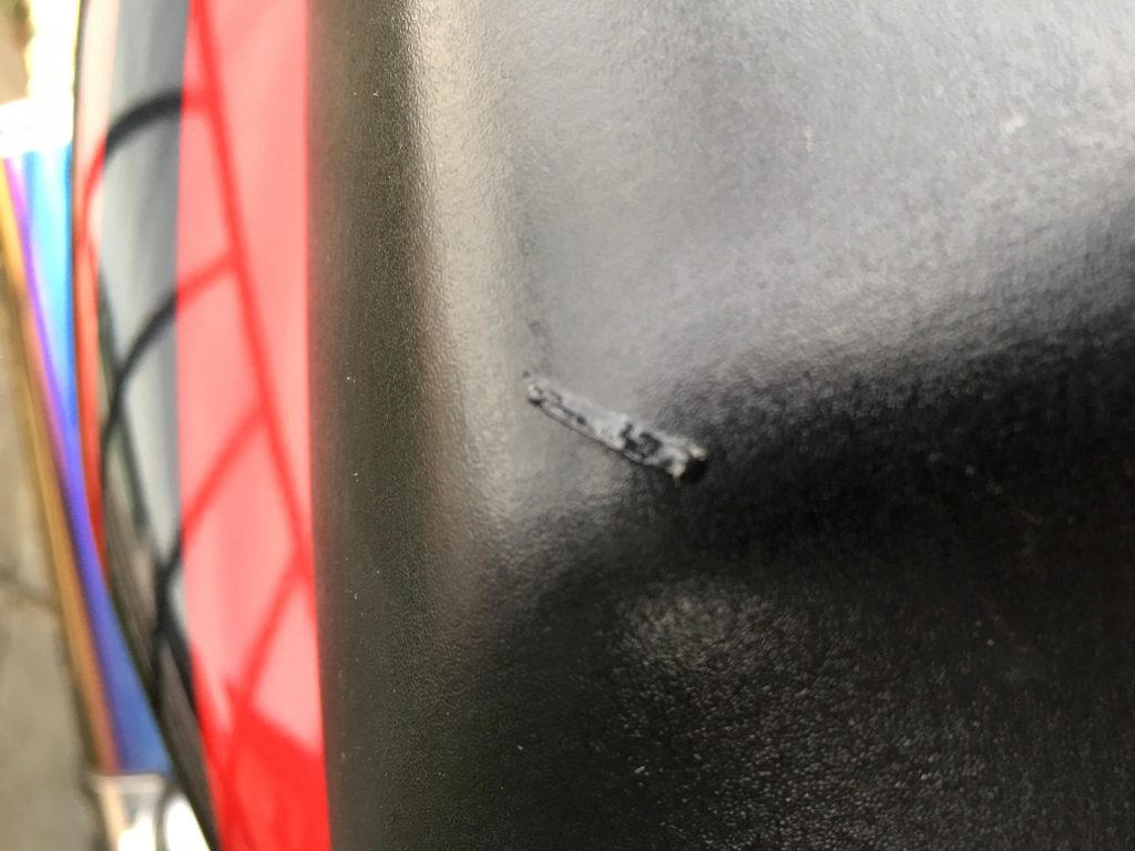 バイクのシートの破れ補修箇所からマスキングテープを剥がした状態