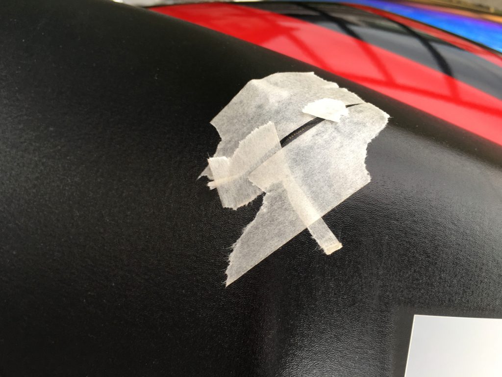 バイクのシート破れの補修準備としてマスキングテープを貼り付けたところ